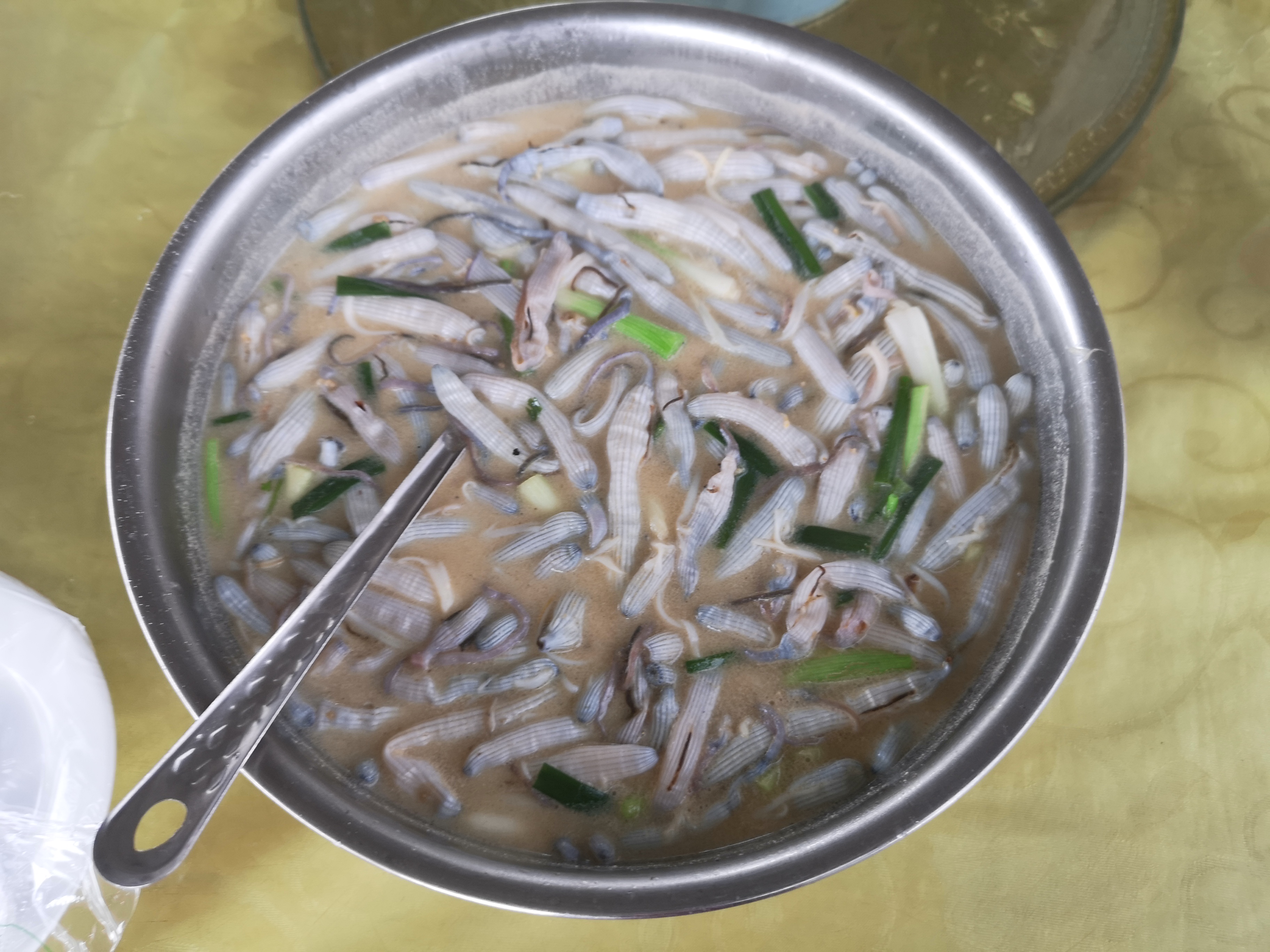 "泥虫粥"或者"泥虫汤"是当地美食一绝,非常鲜美;建议走g75高速,经过