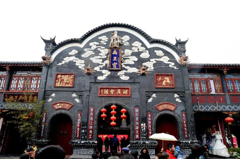 洛带的会馆建筑都很宏伟壮观,布局非常的精美,每个会馆主要是介绍会馆