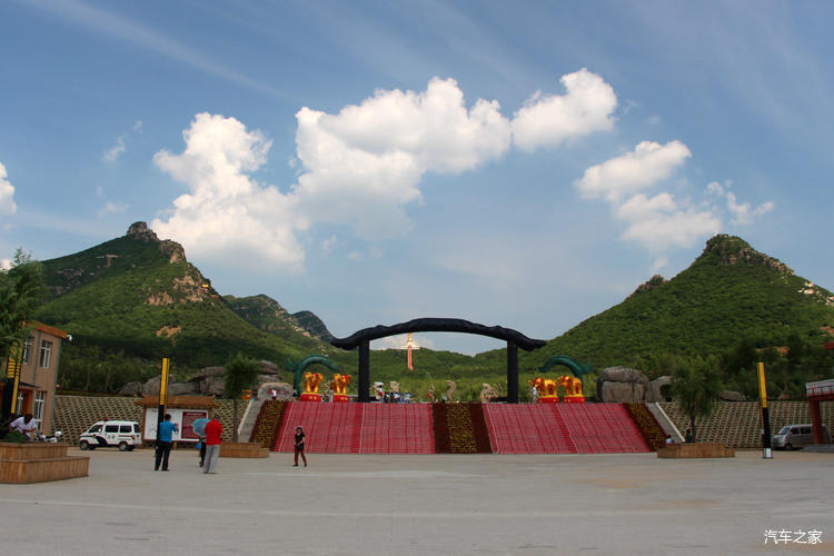 【景区简介】龙凤山风景区,位于辽宁省西部喀左县尤杖子乡,距北京与