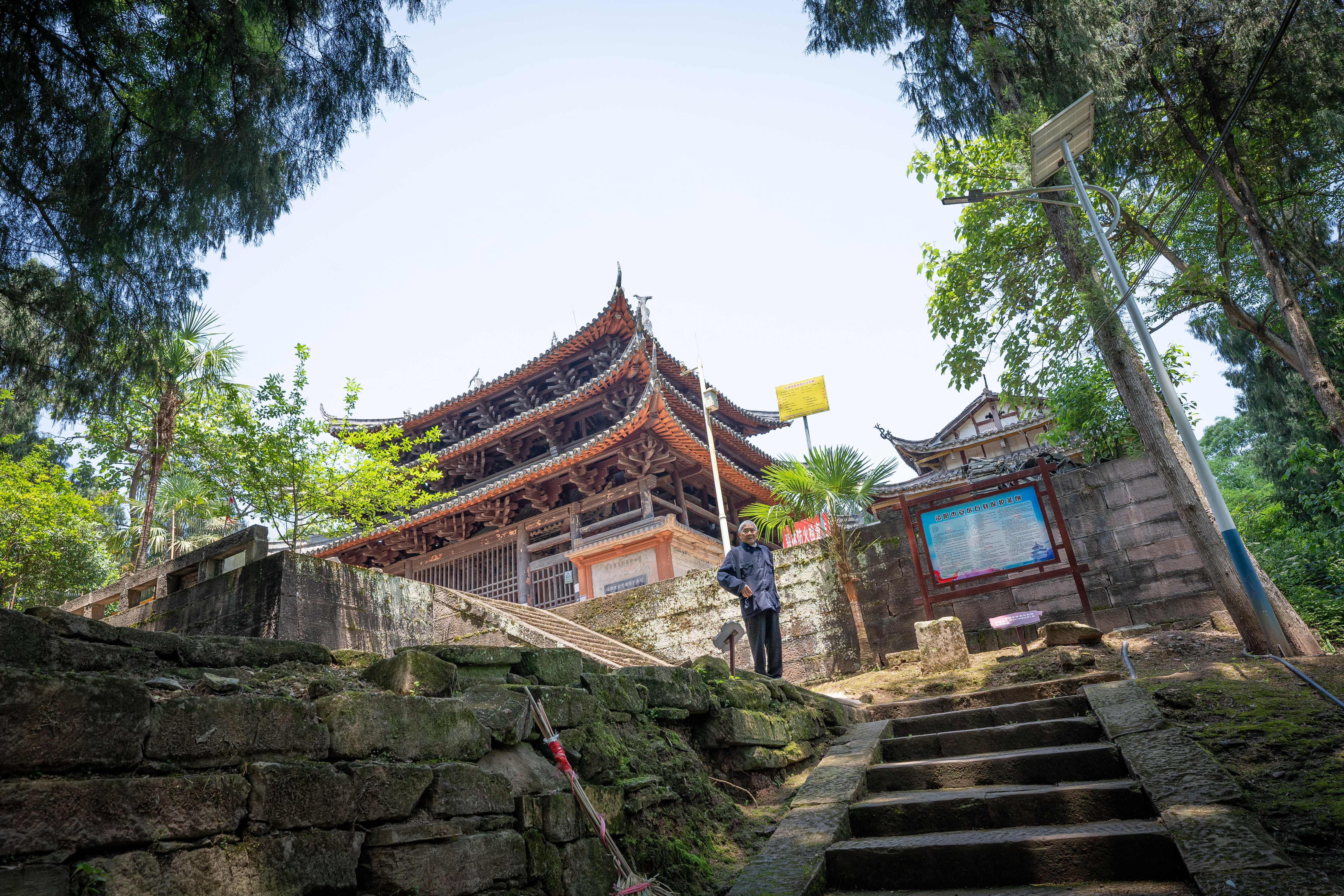 2,安岳石刻的精华是此卢洞和茗山寺,建筑的精华在木门寺,都是必看景点