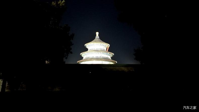 天坛是明清时期皇帝祭天,求雨和祈祷丰年的专用祭坛. 灯光