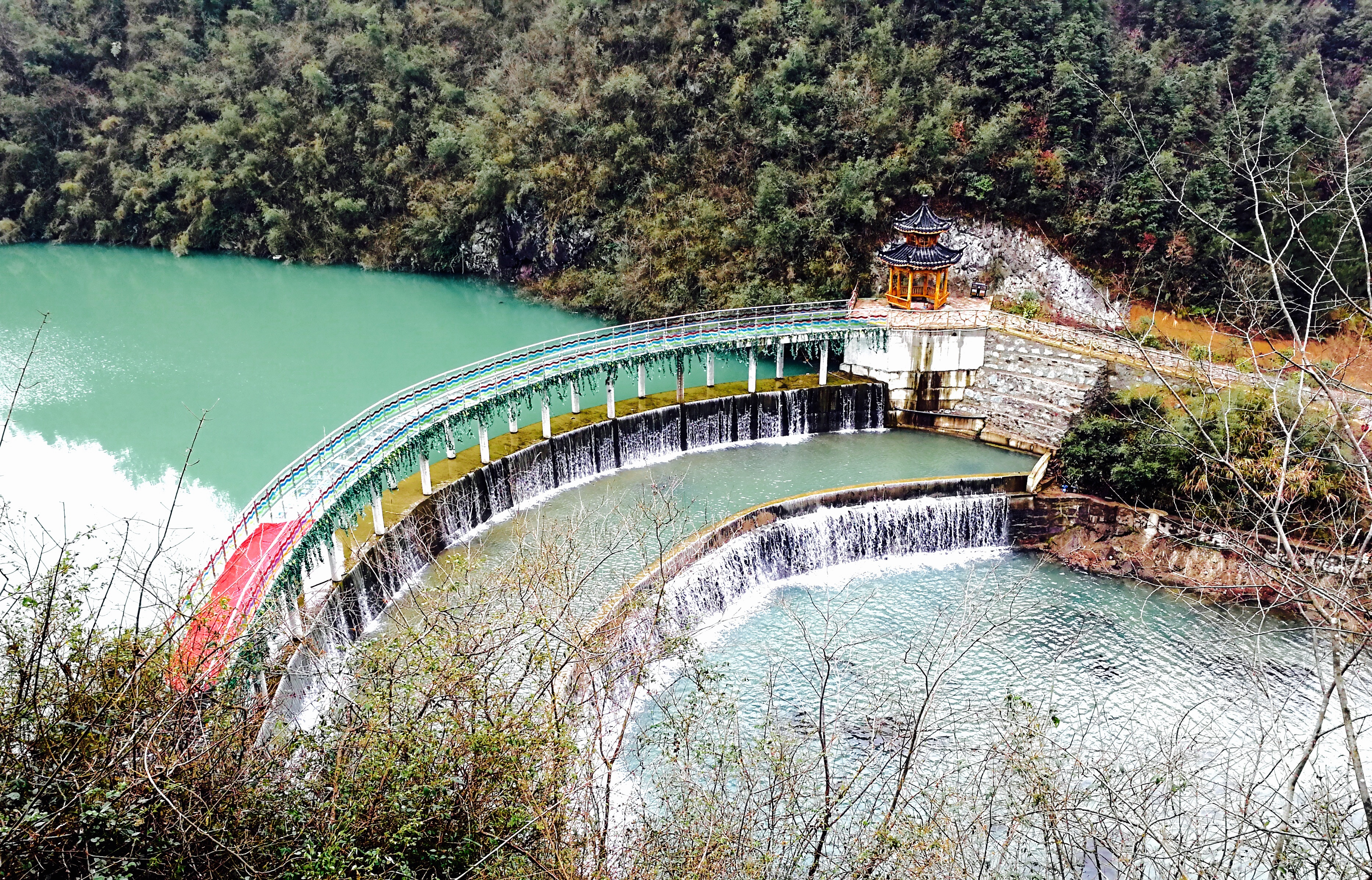 精雾中登顶湖北柃密小镇白崖山