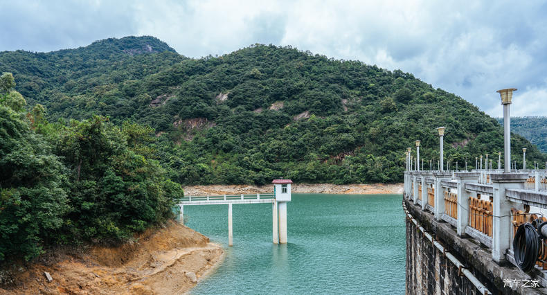 大丰门水库便如一块翡翠,镶嵌在白水寨和南昆山景区之间