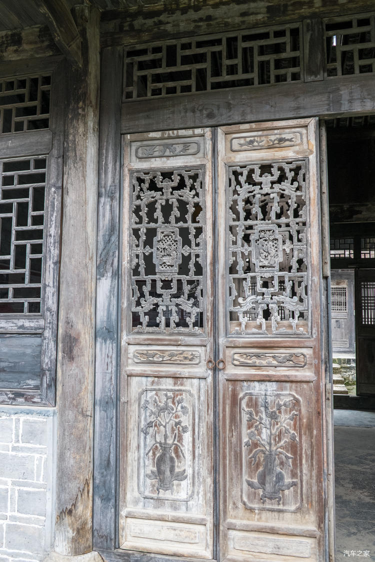 老木门上精美的雕刻
