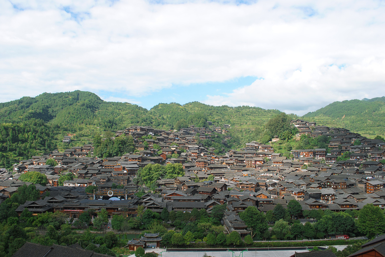 行走贵州 看满山坡木质吊脚楼 俯瞰苗寨全景 万家灯火齐亮