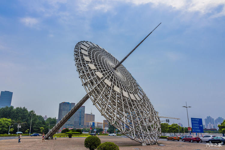 日晷和浦东的高楼大厦.