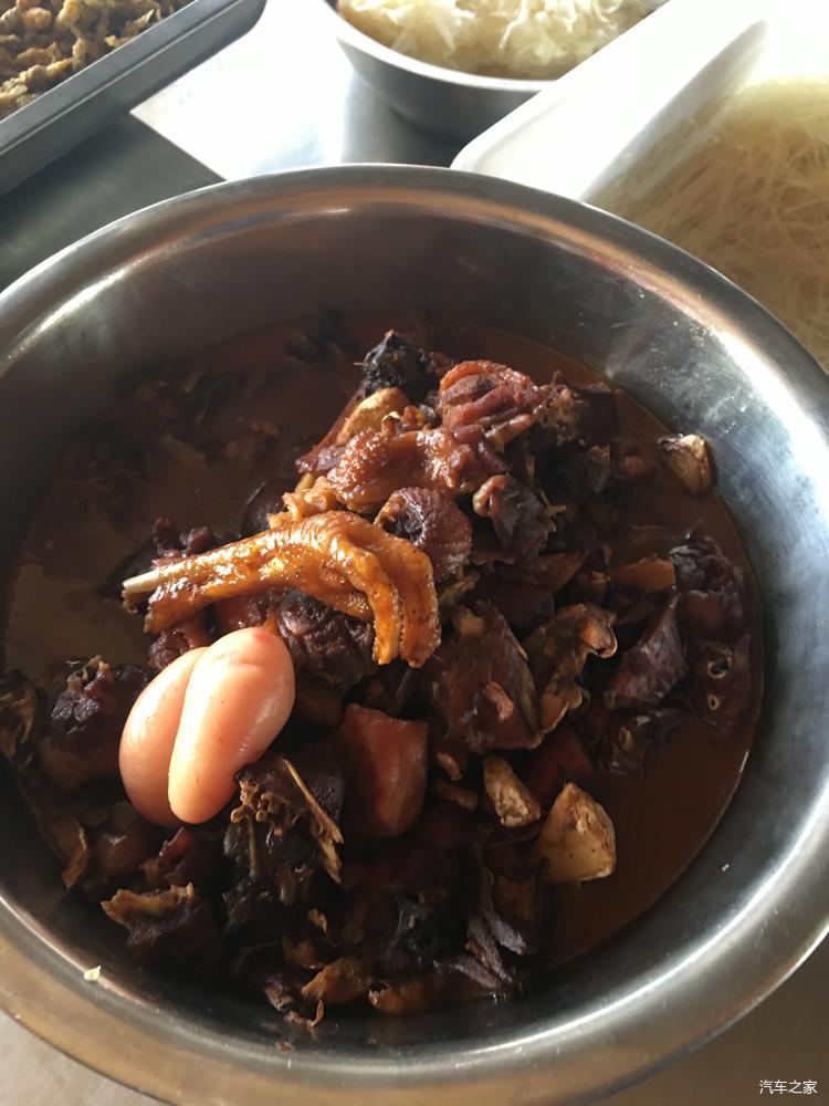 在饭店凉亭里吃着鸡,还能听到高铁奔驰而过的声音.