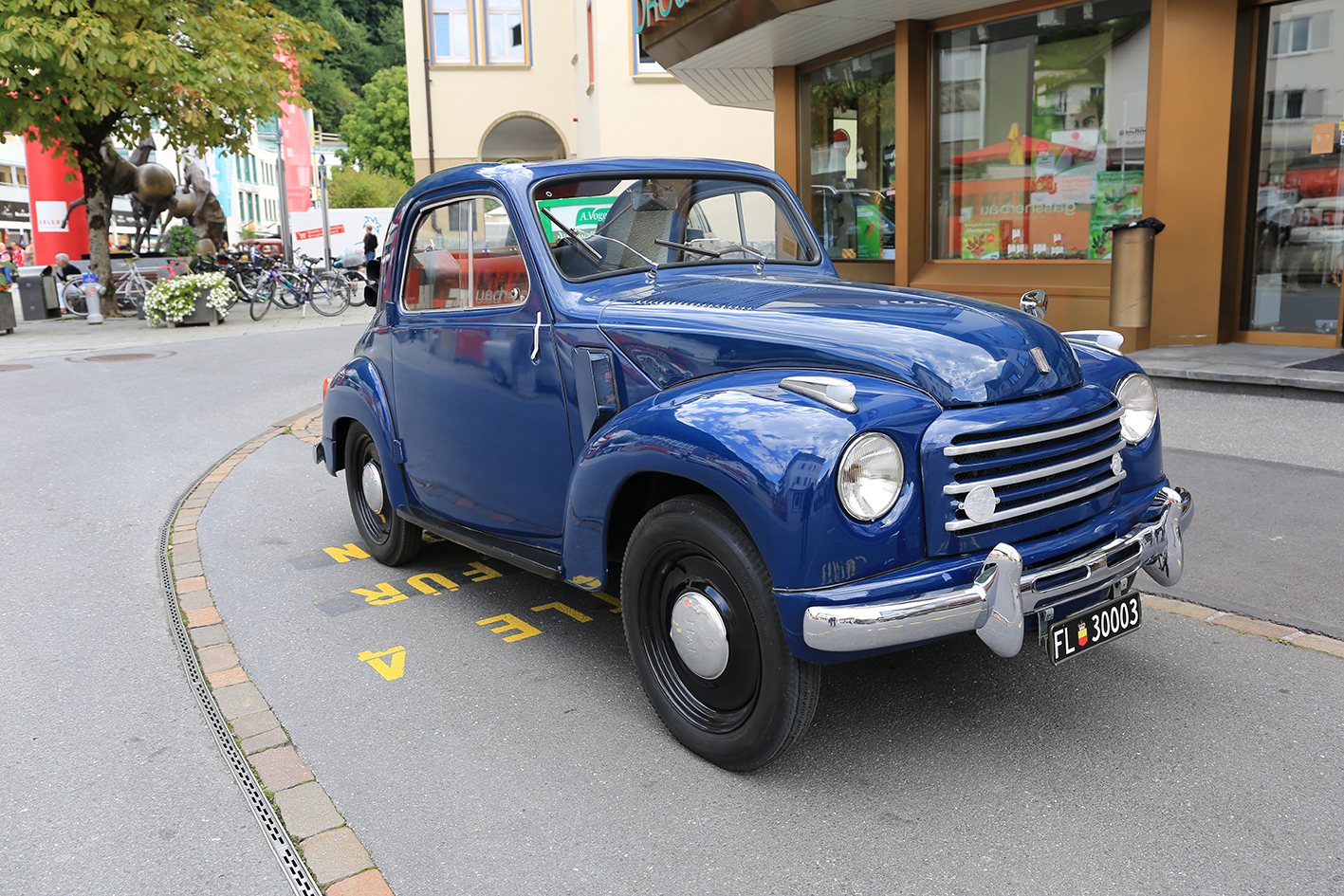菲亚特600敞篷版就更可怜了,平常好歹也是万人迷,奈何今天门庭冷落.