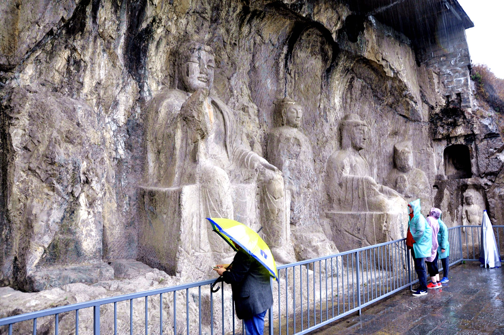 摩崖三佛龛,唐武周时期,系三世佛题材,因武周政权结束而中段,留下的是