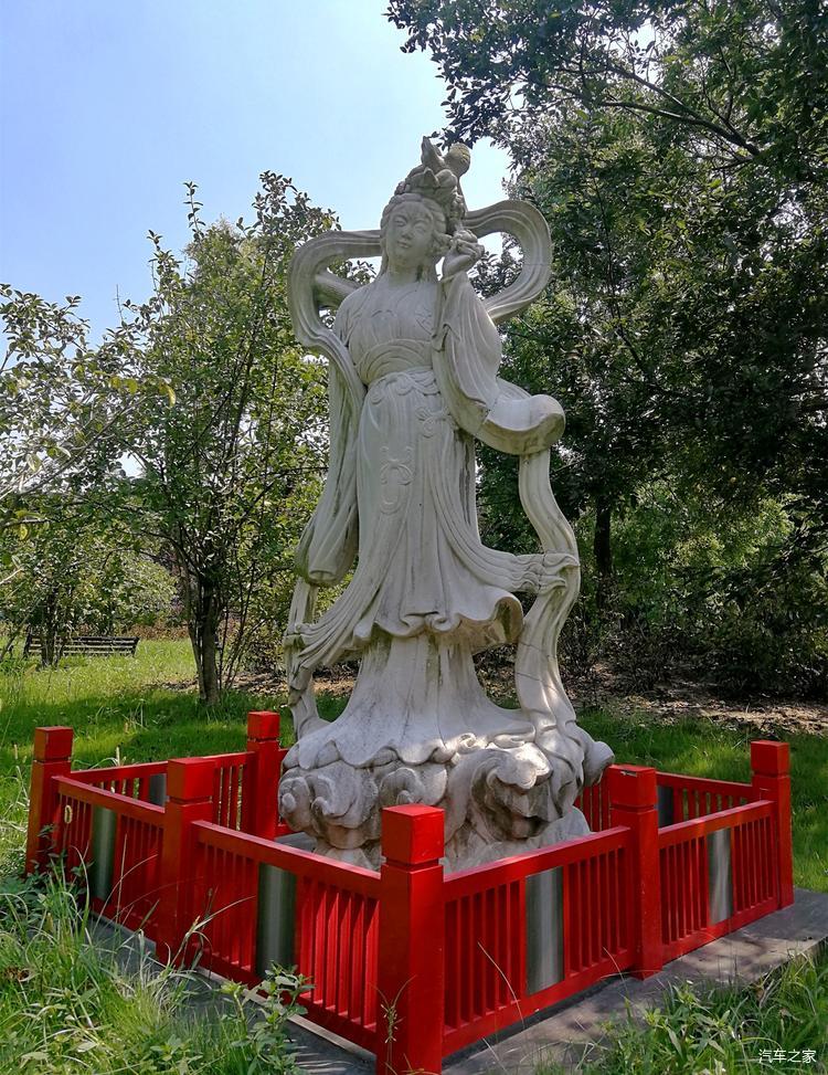 公园里的设施其实不是很完善,没有导游,相关的历史