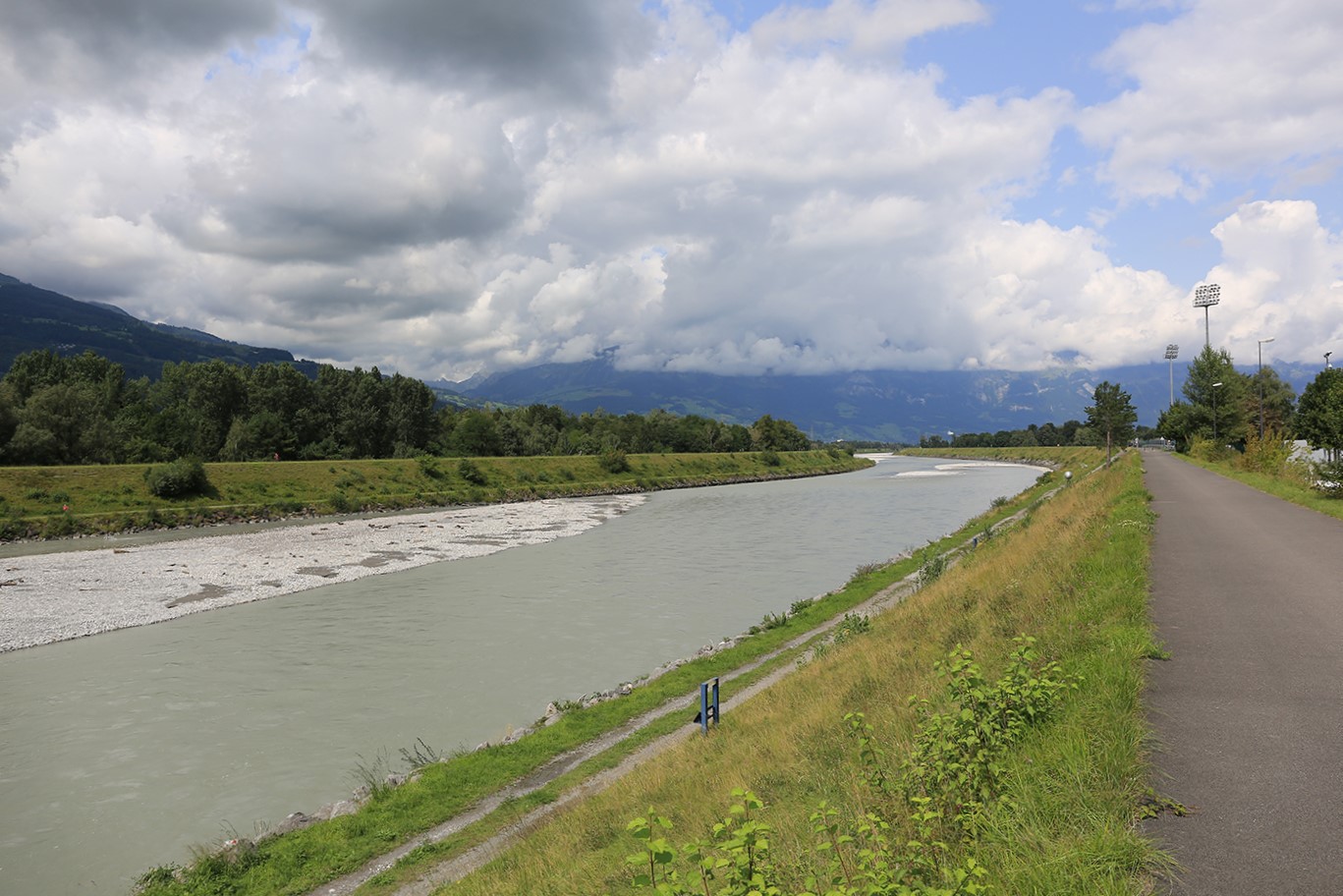 停车场位于莱茵河畔,傍晚可以在河堤上跑步.