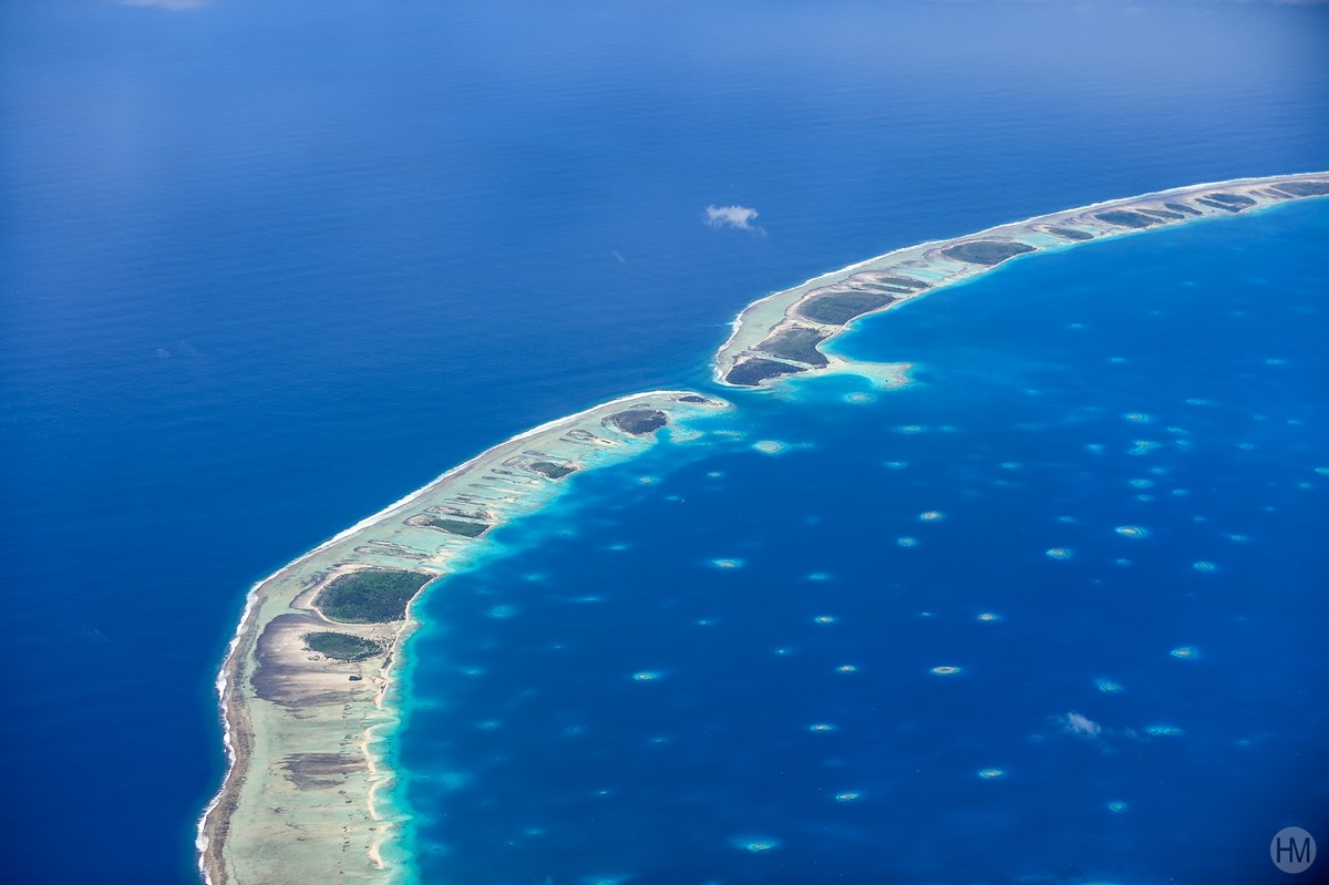 去了酒店码头,等待船送我们去波拉波拉岛机场.