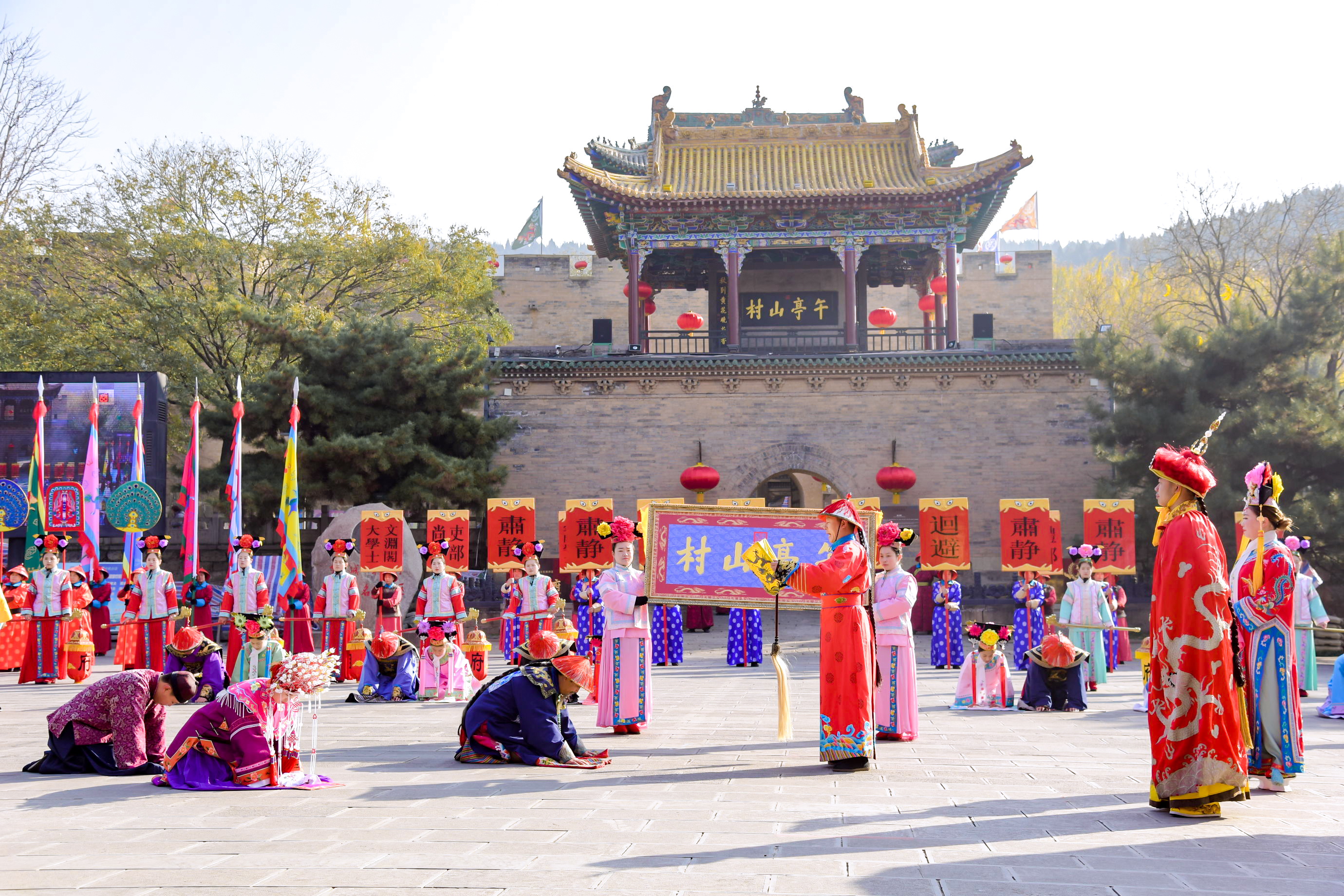 山西晋城有个村庄，康熙皇帝住过两次，现在游客人山人海