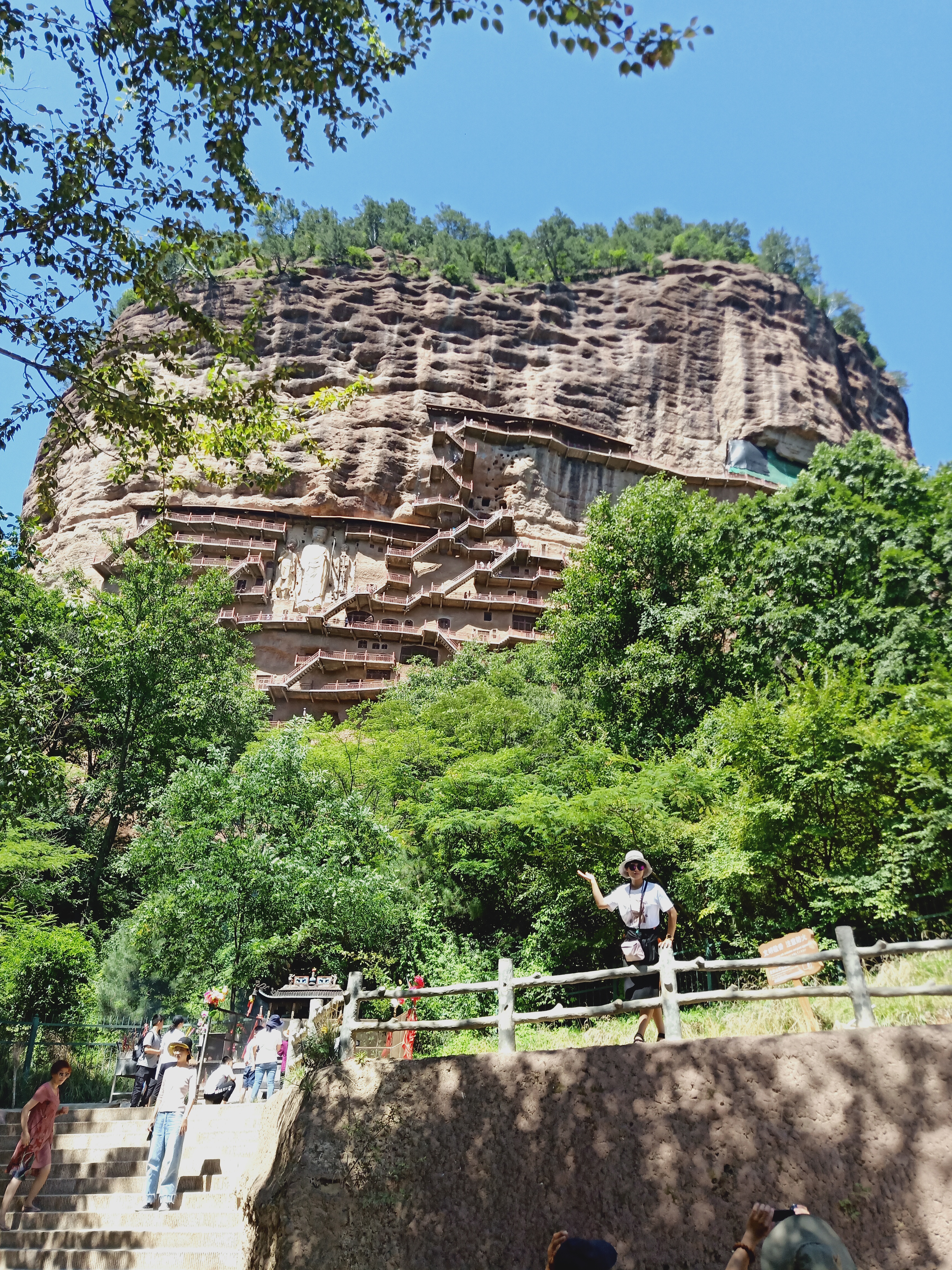游览麦积山石窟，感受佛教魅力